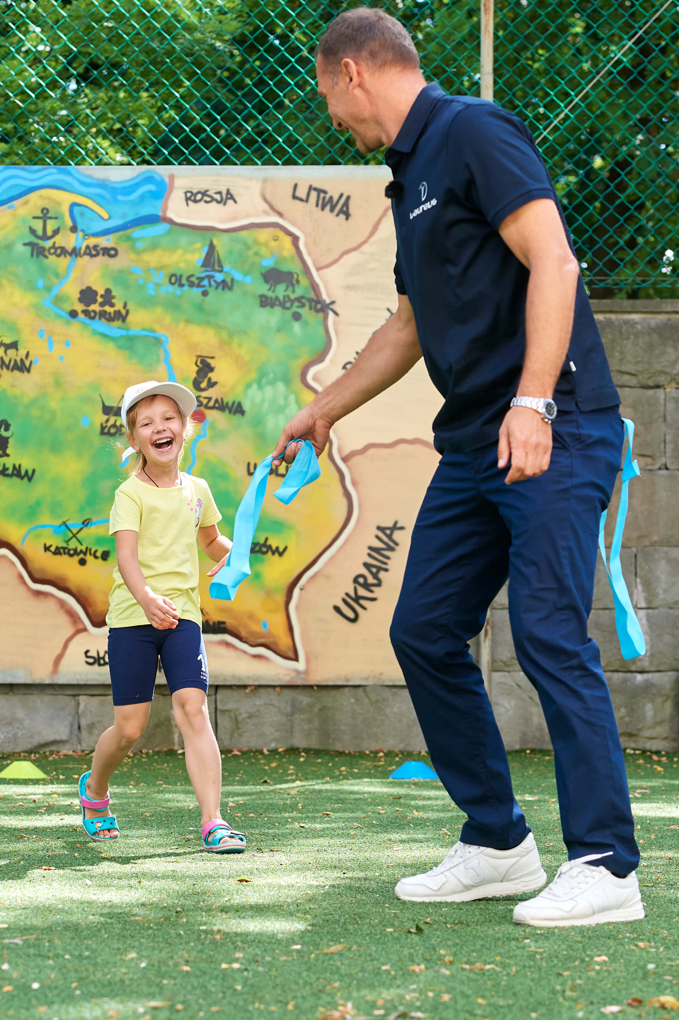 LAUREUS-AMBASSADOR-ANDRIY-SHEVCHENKO-VISITS-REFUGEES-IN-WARSAW-POLAND-3